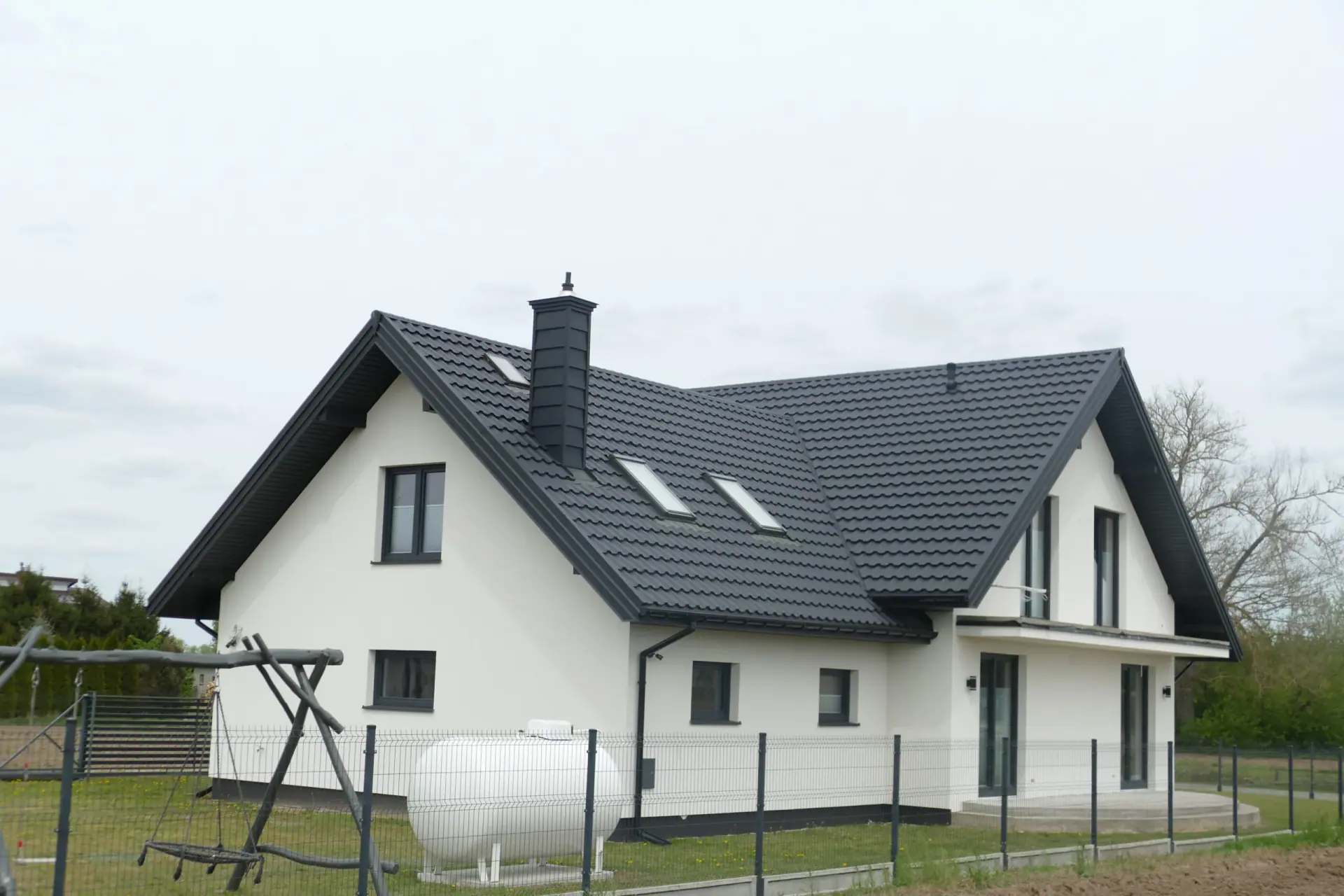 Dach dwuspadowy z oknami połaciowymi nad jasnym domem