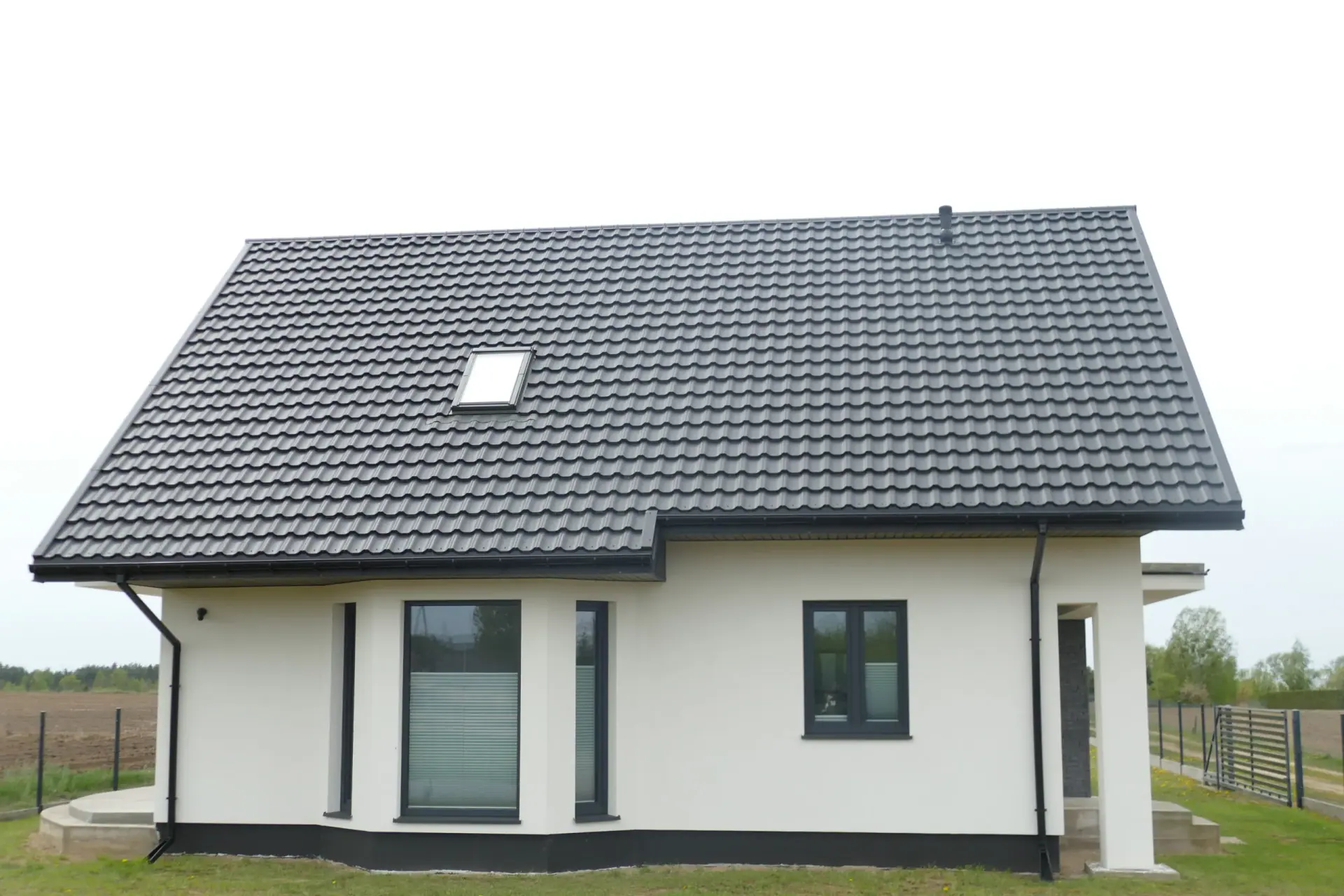 Prosty dach dwuspadowy nad domem parterowym