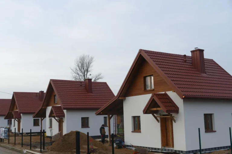 Czerwone dachy domów widziane od strony ulicy