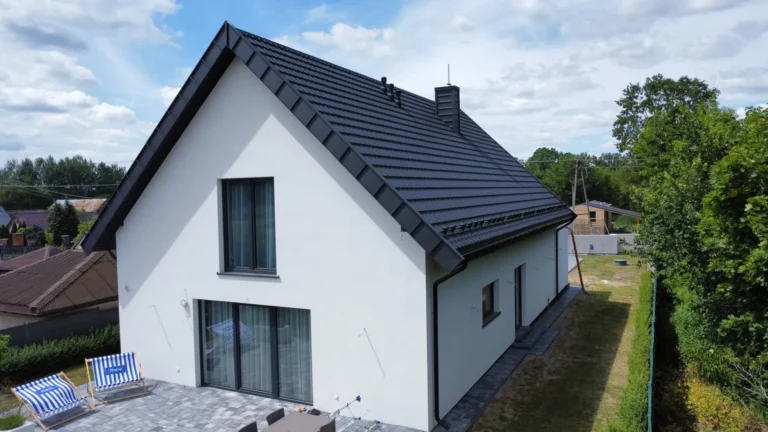 Ciemny dach domu w trakcie budowy