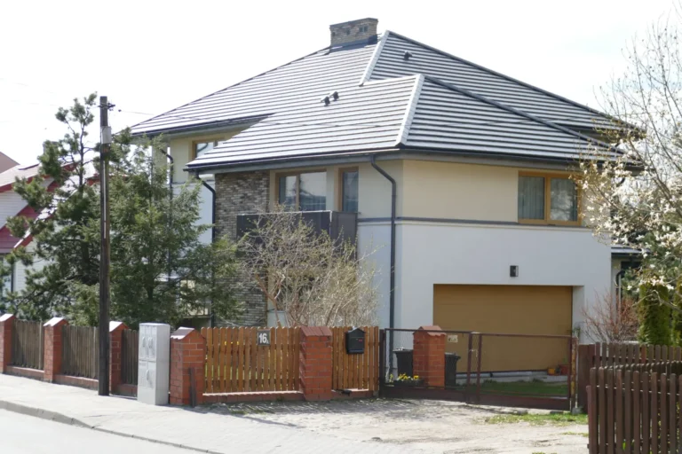 Dom z dachem kopertowym i przeszklonym wejściem