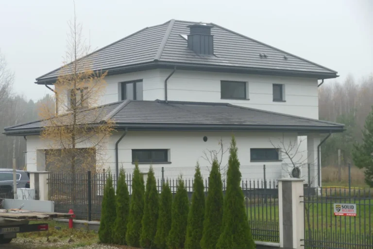 Dach kopertowy domu w trakcie prac budowlanych