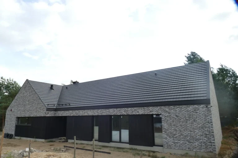 Pokrycie dachu nad rozbudowanym domem parterowym