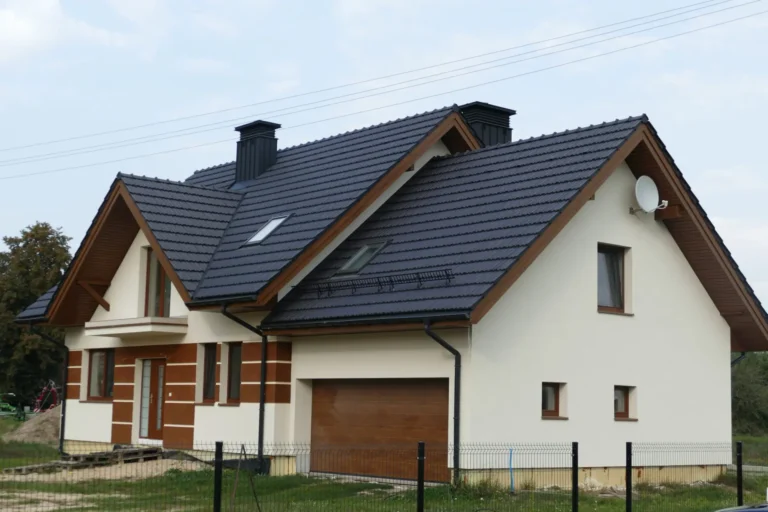 Ciemny dach domu z drewnianym wykończeniem elewacji
