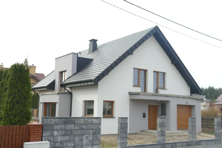 Dwuspadowy dach domu widziany od boku