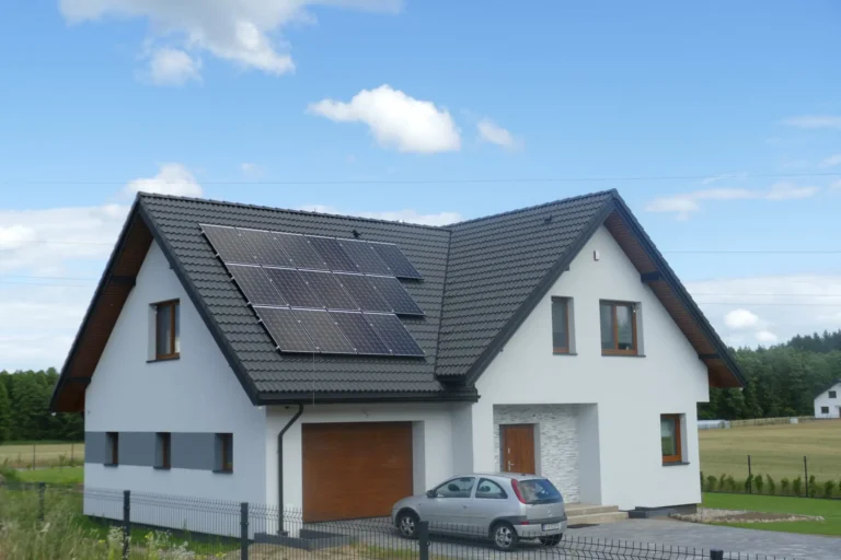 Dach dwuspadowy z oknami połaciowymi nad garażem