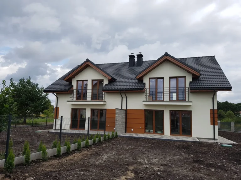 Dach domu z balkonem i wejściem od ogrodu