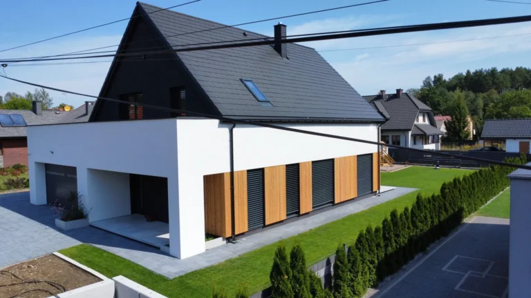 Nowoczesny dom z ciemnym dachem i drewnianymi detalami