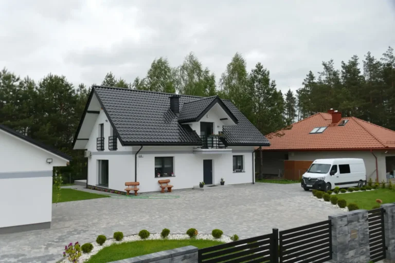 Dach domu z kominem i garażem widziany od frontu