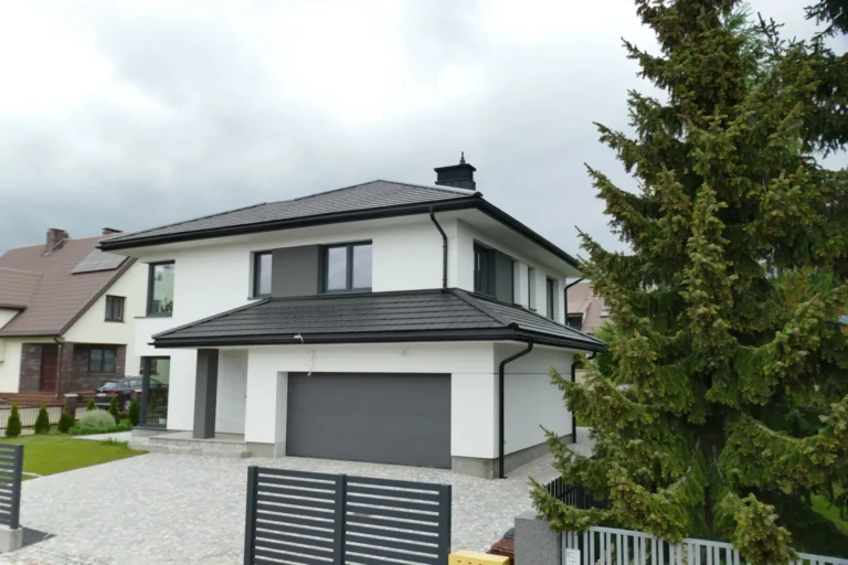 Ciemny dach nad domem z balkonem