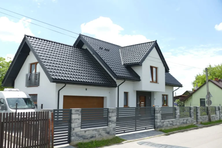 Dwuspadowy dach domu z oknami połaciowymi