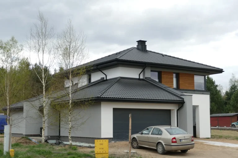 Dach domu z przeszkloną częścią wejściową