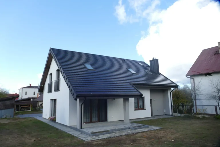 Wysoki dach dwuspadowy nad jasnym domem