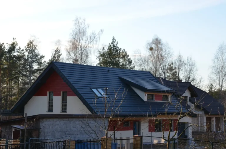 Dach domu widziany podczas prac przy elewacji