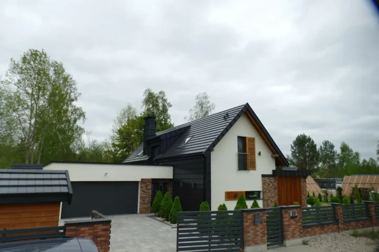 Dwuspadowy dach domu z ciemnym wykończeniem