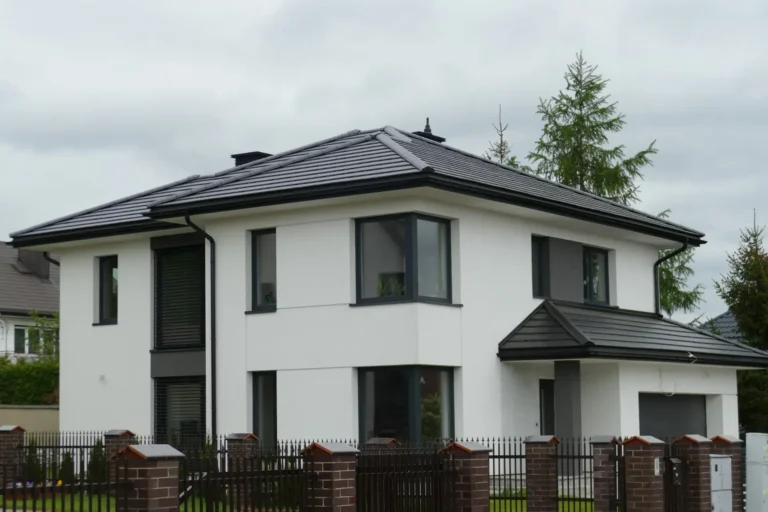 Dach kopertowy nad jasnym domem z garażem