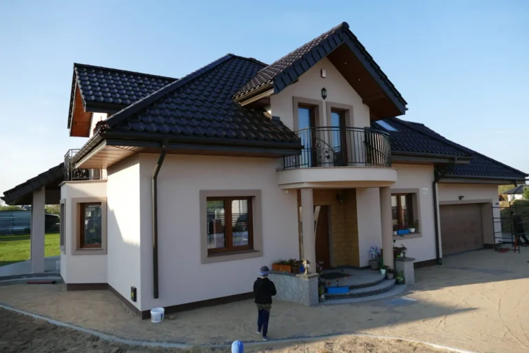 Dom z dachem dwuspadowym i zadaszonym wejściem