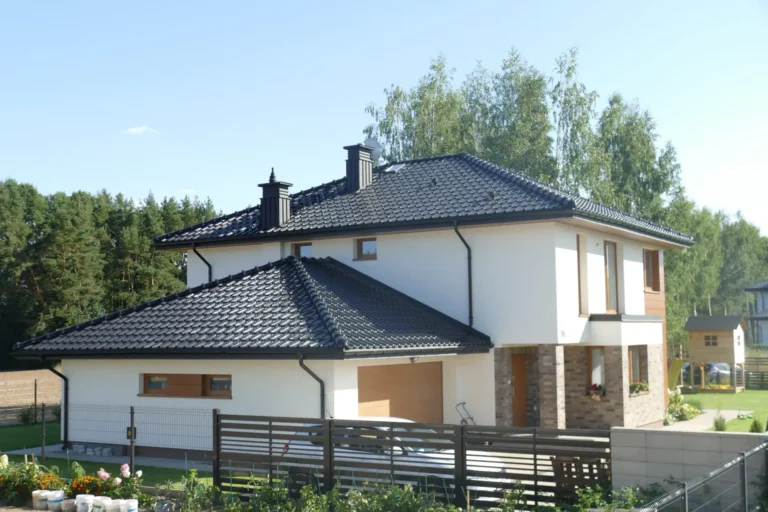 Dach domu z balkonem i załamaną linią okapu