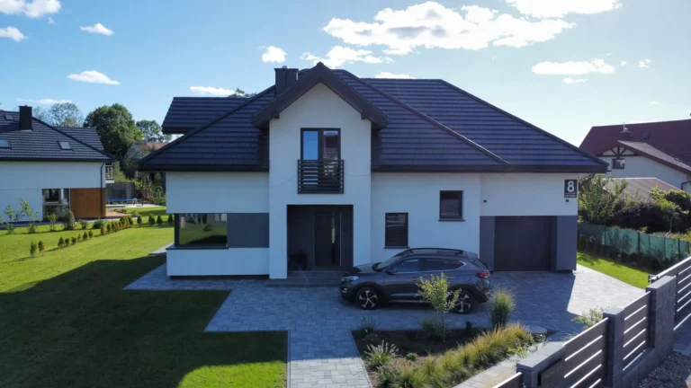 Dach domu i garażu widziany z lotu ptaka