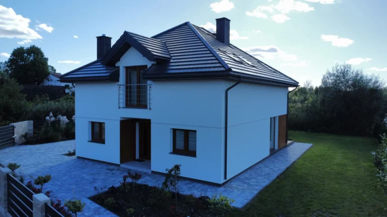 Wysoki dach dwuspadowy domu widziany z góry