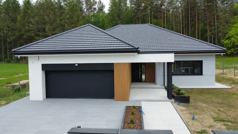 Dach kopertowy nad garażem i częścią mieszkalną