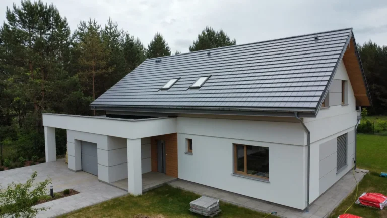 Dach domu z rozbudowaną strefą wejścia
