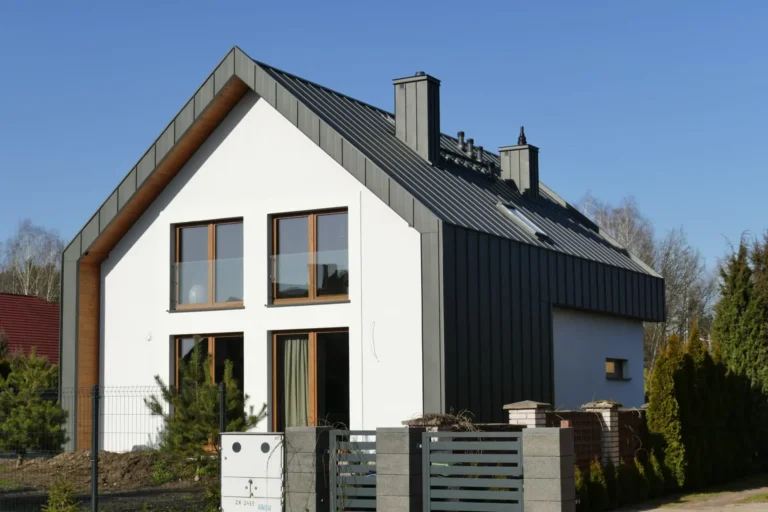 Dwuspadowy dach domu o prostej bryle