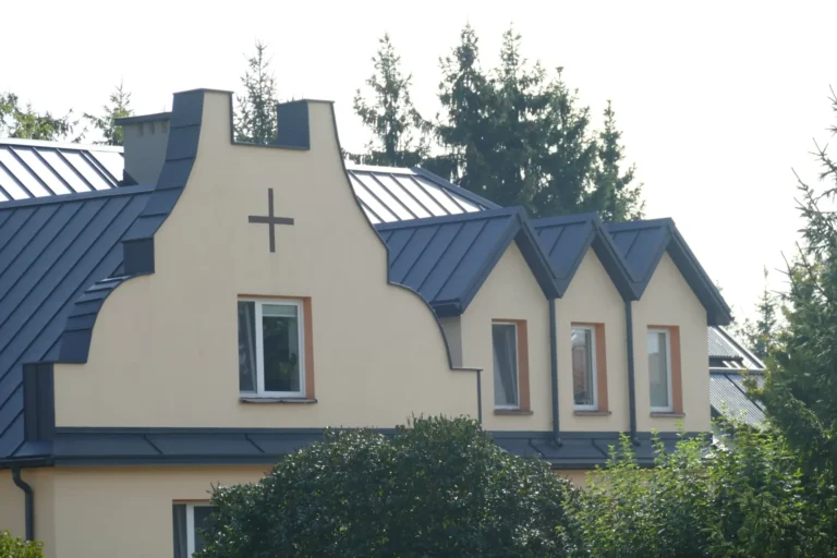 Pokrycie dachu nad domem z kilkoma szczytami