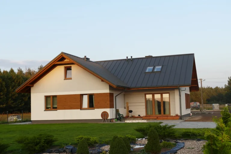 Ciemny dach nad jasnym domem z garażem