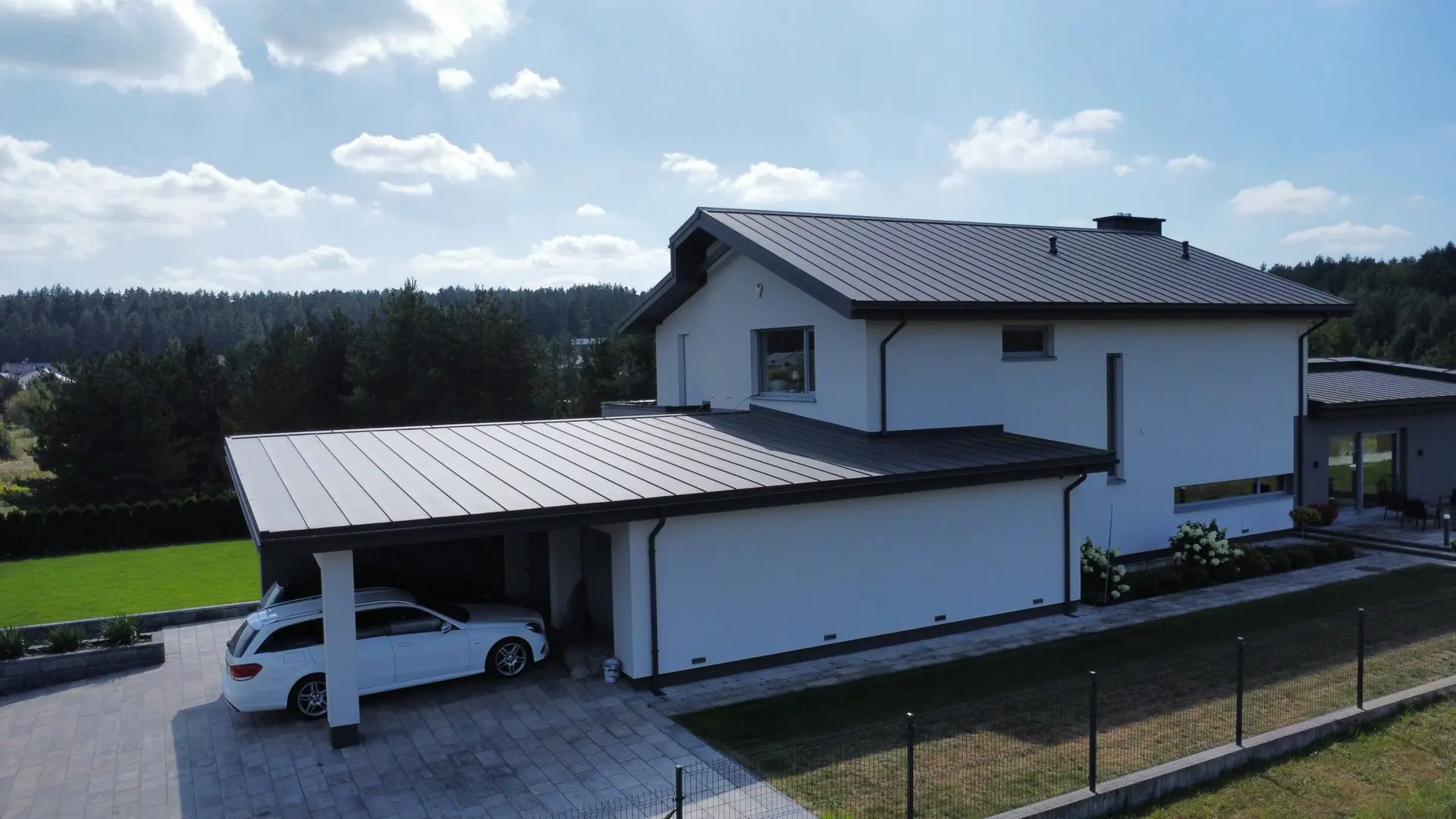 Dach domu i zadaszenie przylegającej części budynku