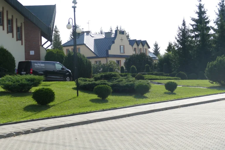 Dach nowoczesnego domu widziany z ulicy