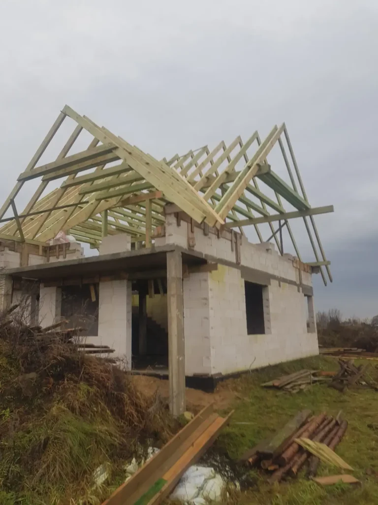 Widok z boku na więźbę nad murowanym domem