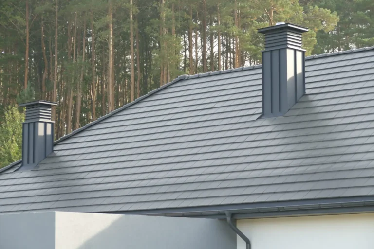 Zbliżenie komina na połaci dachu z pionowymi liniami