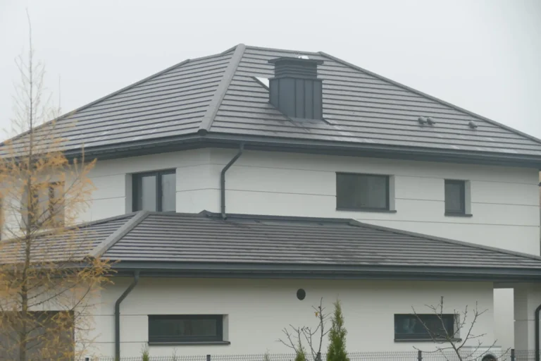 Dach kopertowy z kominem widziany od ulicy