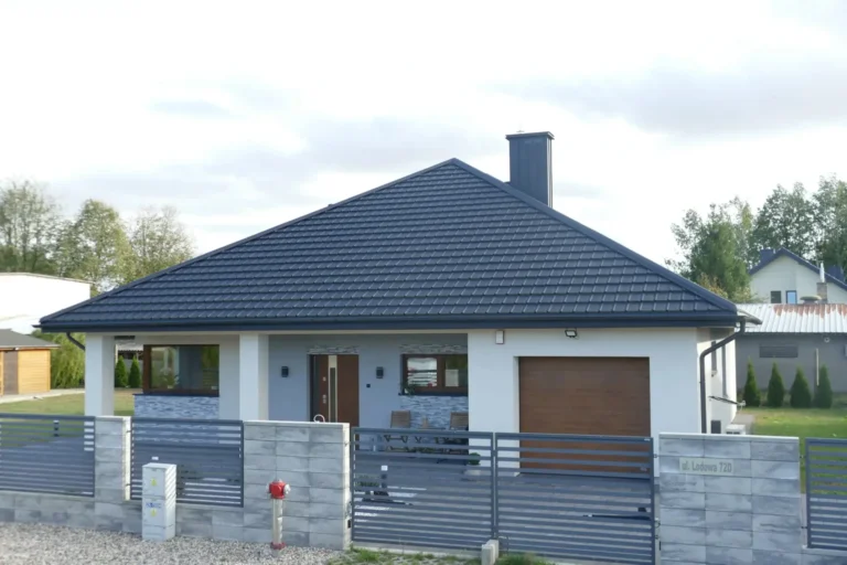 Ciemny dach kopertowy domu parterowego