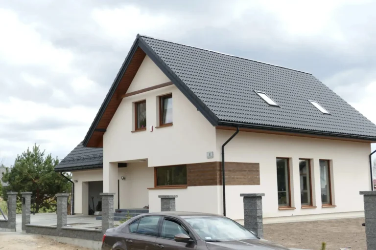 Szary dach dwuspadowy domu z balkonem
