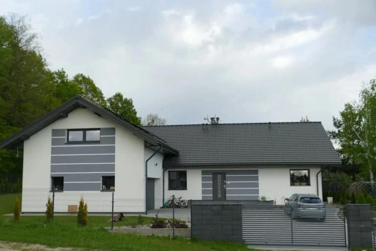 Dach domu parterowego widziany od strony wjazdu