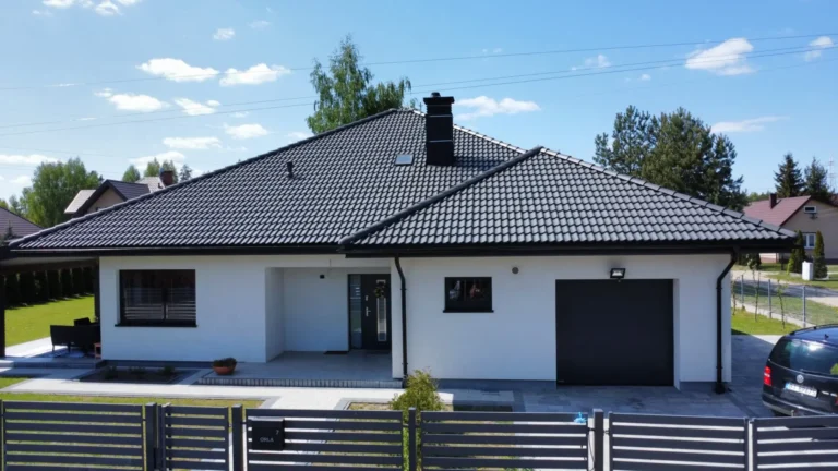 Szary dach kopertowy nad domem parterowym