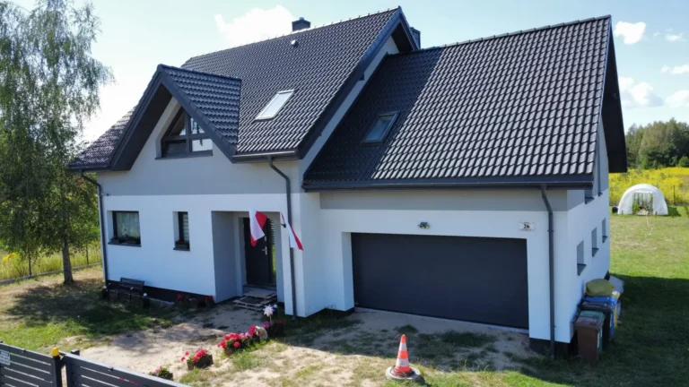 Dom z ciemnym dachem widziany z góry