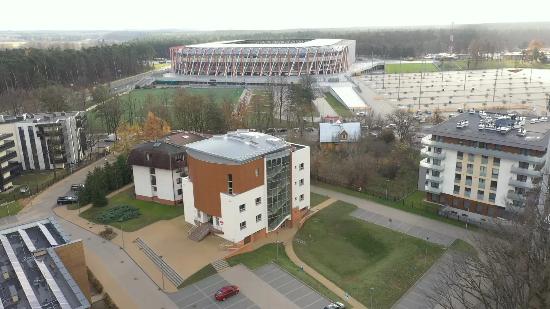Dach budynku wielorodzinnego widziany z lotu ptaka