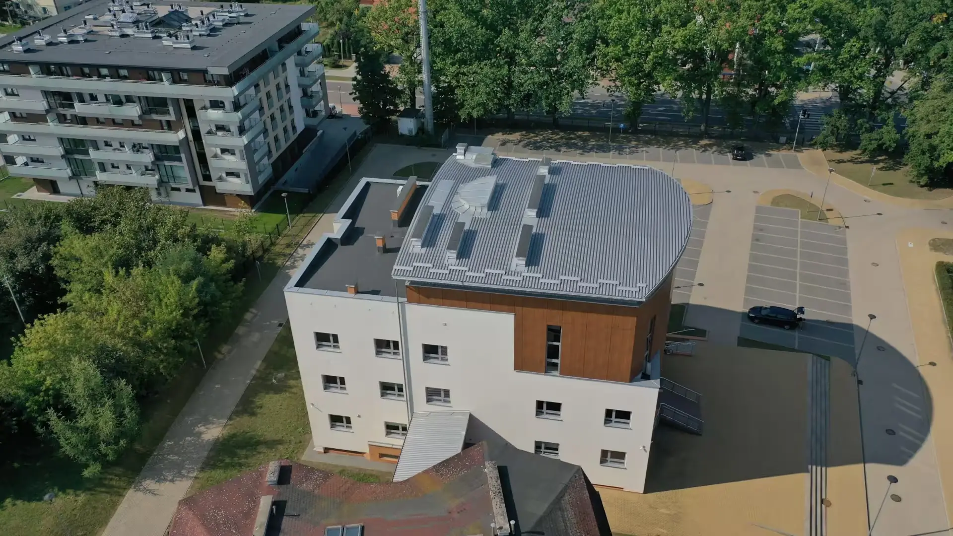 Widok z góry na dach budynku wielorodzinnego